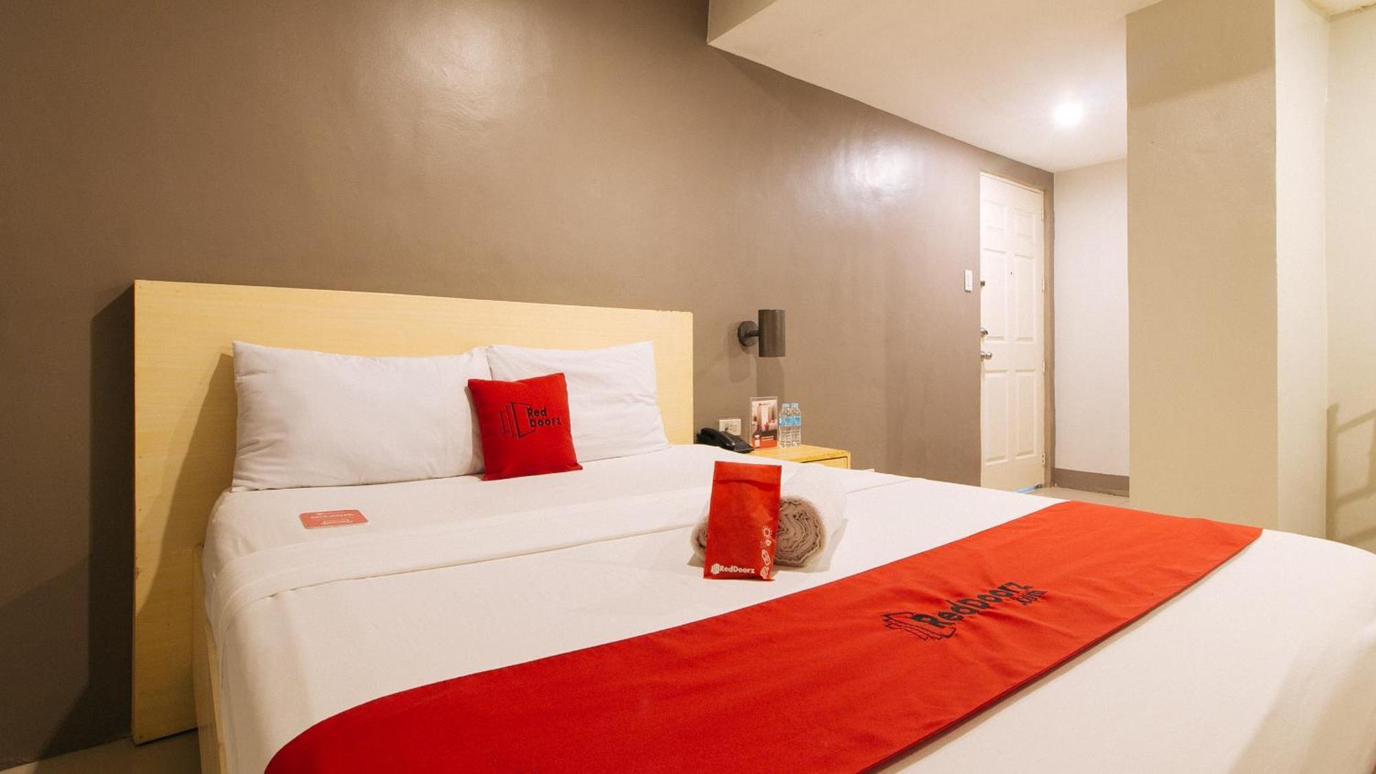 Reddoorz At Samat Mandaluyong Hotell Exteriör bild